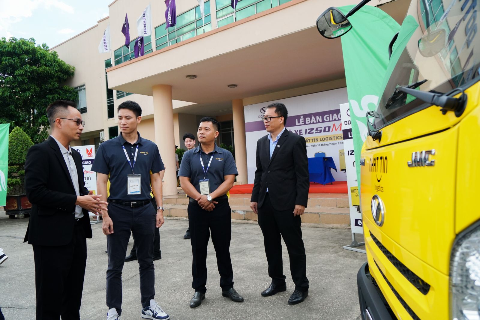 Dothanh Auto tổ chức Lễ bàn giao lô xe DOTHANH IZ50M Plus cho Nhất Tín Logistics