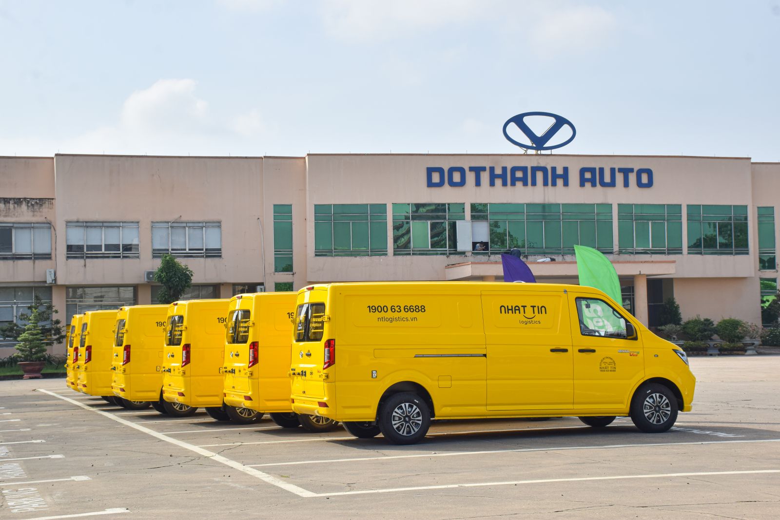 Lễ bàn giao xe van DOTHANH MISSU V65 cho Nhất Tín Logistics tại Nhà máy lắp ráp ô tô Đô Thành