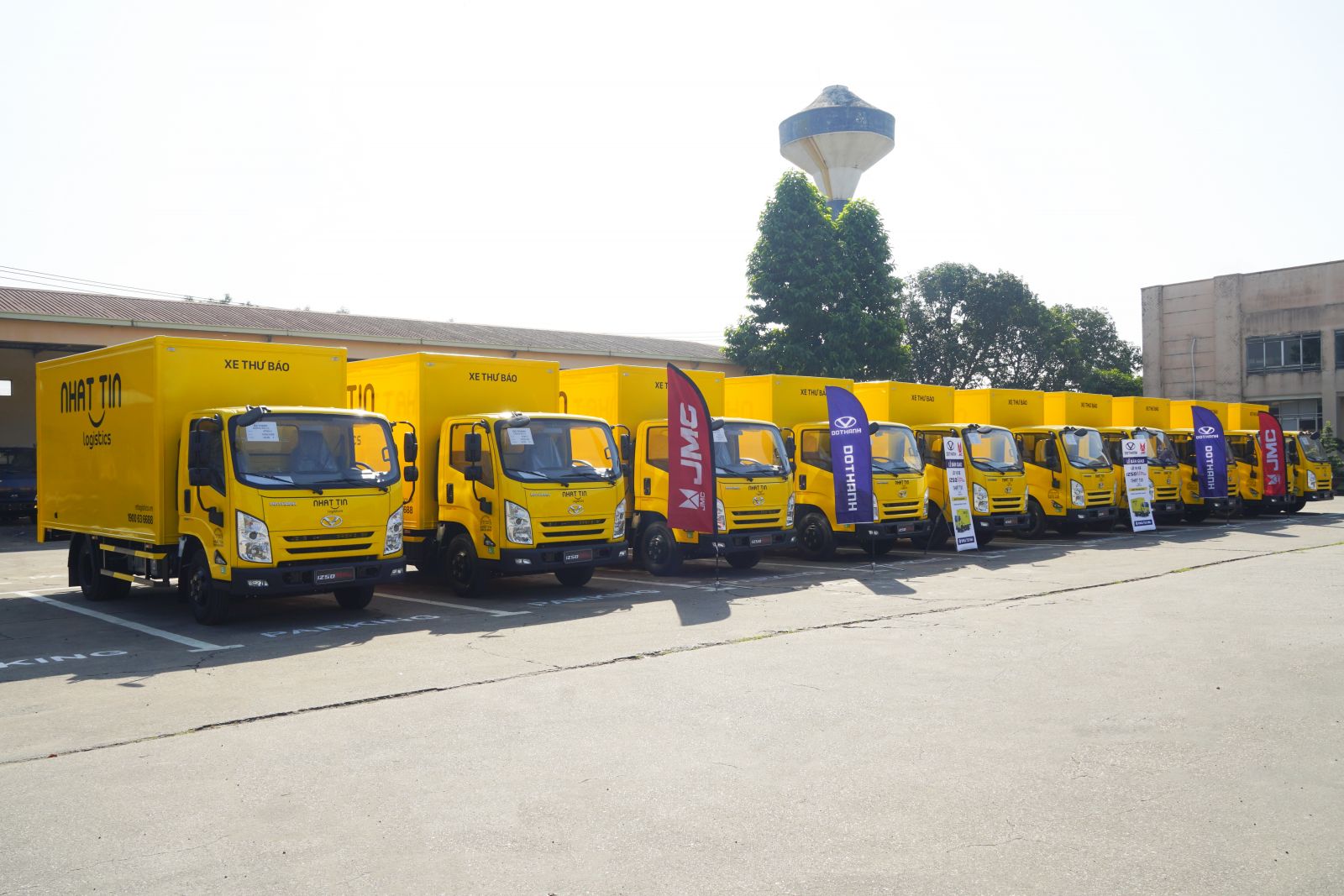 Lô xe tải mới DOTHANH IZ50M Plus NHẤT TÍN LOGISTCIS - Thùng kín vách phẳng, không cửa hông