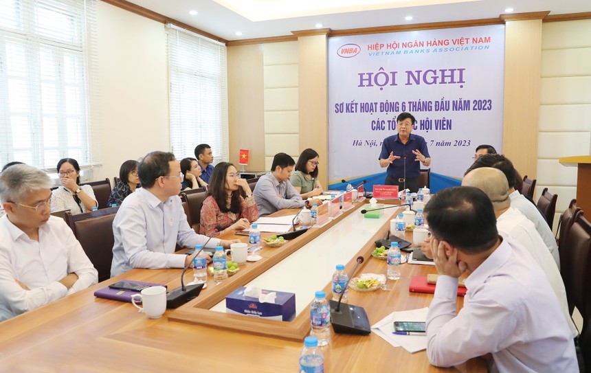 Hội nghị Sơ kết hoạt động 6 tháng đầu năm 2023 do Hiệp hội Ngân hàng tổ chức ngày 13/7 đồng thuận giảm lãi suất tối thiểu từ 1,5 - 2%