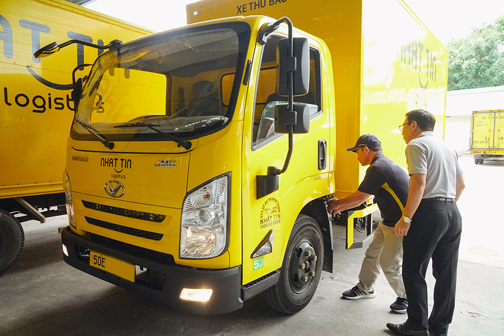 Tài xế thực hành những kỹ năng được đào tạo trên xe tải DOTHANH IZ50M Plus