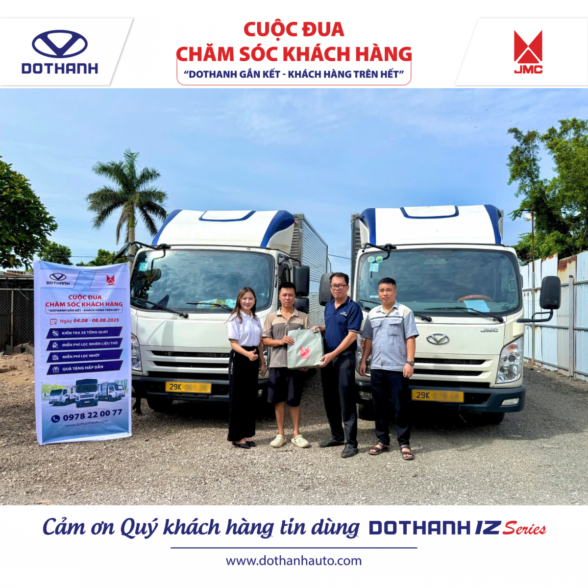 Đại diện DoThanh Auto gặp gỡ và trao quà tặng tri ân tận tay khách hàng