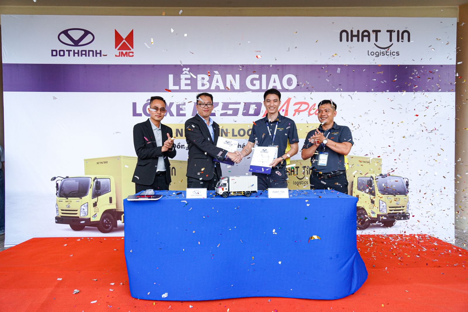 Dothanh Auto tổ chức Lễ bàn giao lô xe DOTHANH IZ50M Plus cho Nhất Tín Logistics