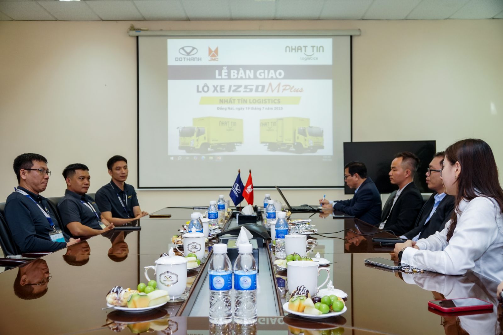 Dothanh Auto tổ chức Lễ bàn giao lô xe DOTHANH IZ50M Plus cho Nhất Tín Logistics