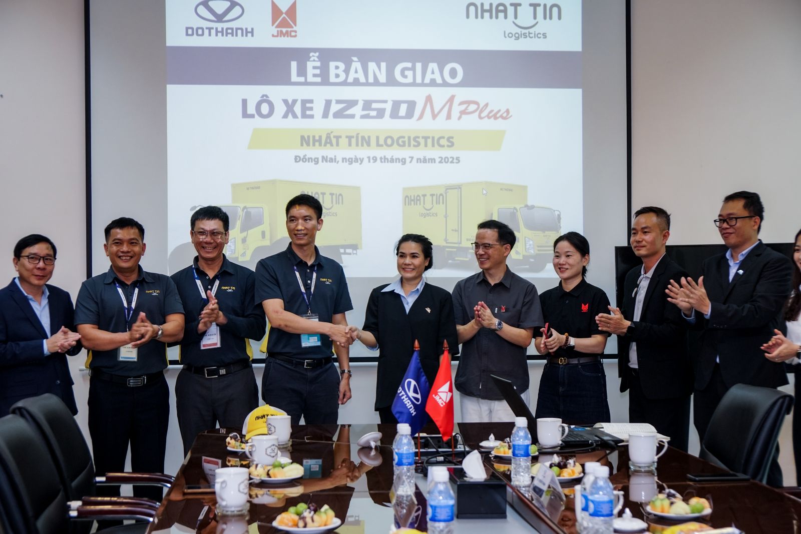 Dothanh Auto tổ chức Lễ bàn giao lô xe DOTHANH IZ50M Plus cho Nhất Tín Logistics