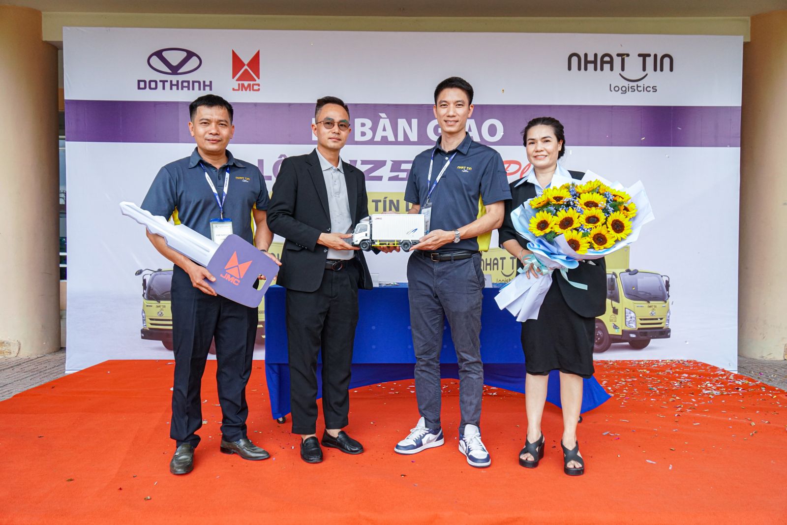 Dothanh Auto tổ chức Lễ bàn giao lô xe DOTHANH IZ50M Plus cho Nhất Tín Logistics