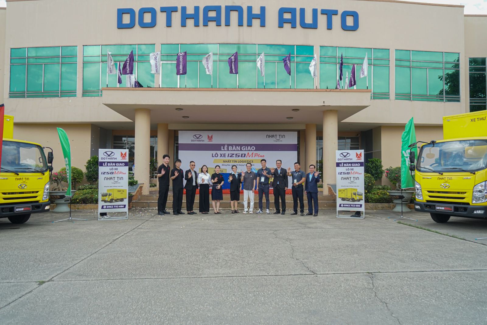 Dothanh Auto tổ chức Lễ bàn giao lô xe DOTHANH IZ50M Plus cho Nhất Tín Logistics
