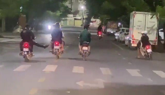 Hình ảnh một nhóm thiếu niên đi xe lạng lách, đánh võng trên đường phố TP Huế gây mất an toàn giao thông được lực lượng CSGT vào cuộc xác minh và xử phạt theo quy định