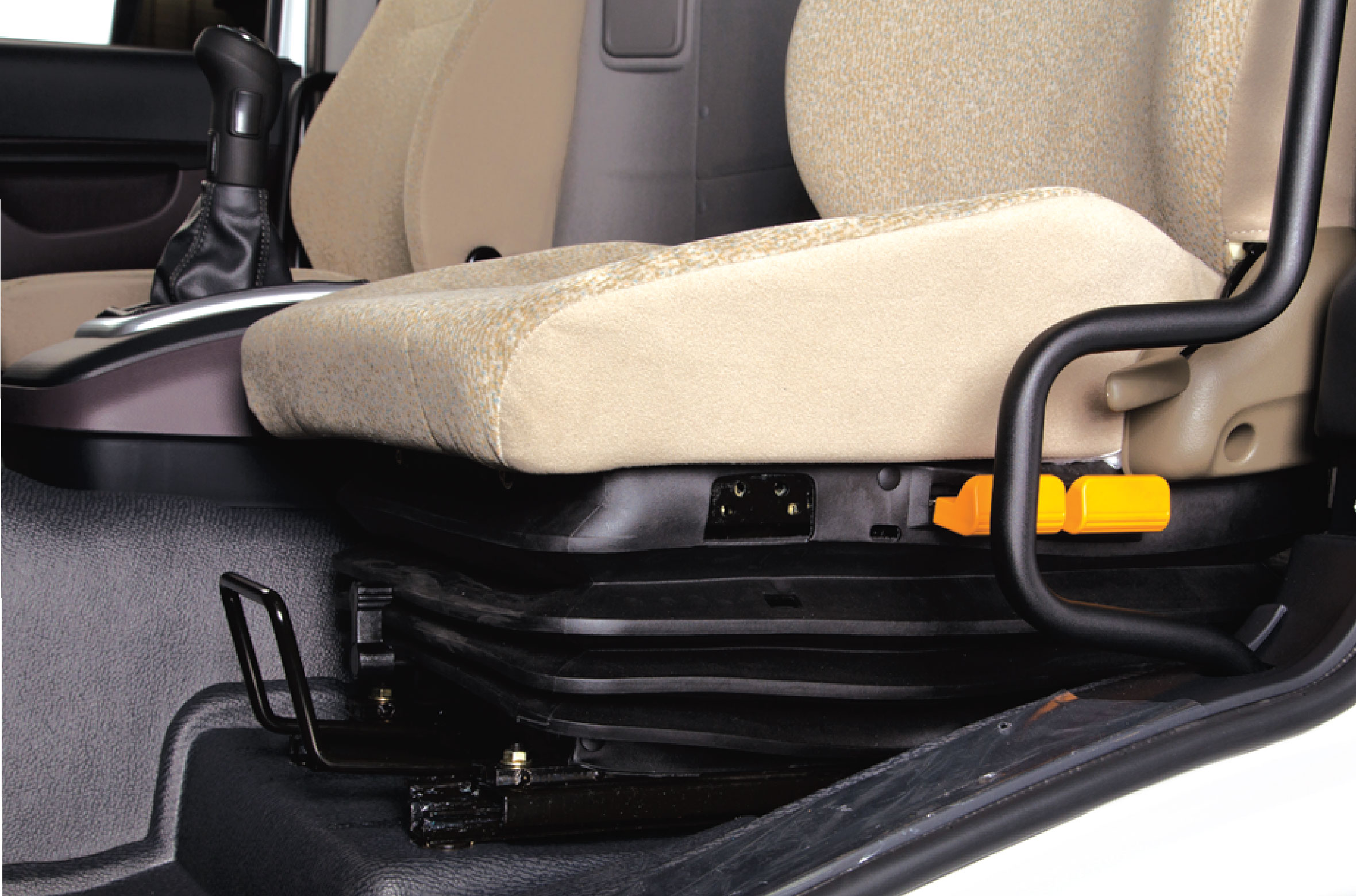  Ghế tài xế trang bị đệm khí nén (tùy chọn) giúp giảm chấn, đem lại cảm giác thoải mái khi ngồi.