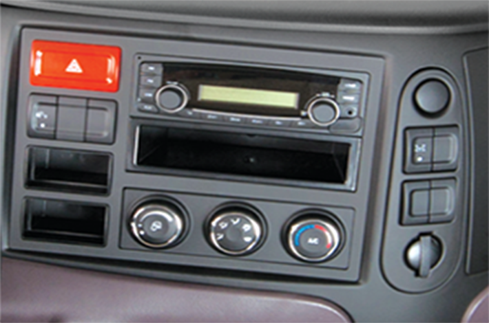 Radio, máy nghe nhạc và cụm điều khiển hệ thống điều hòa nhiệt độ.