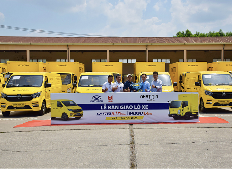 DOTHANH AUTO BÀN GIAO LÔ XE TẢI & VAN MỚI CHO NHẤT TÍN LOGISTICS
