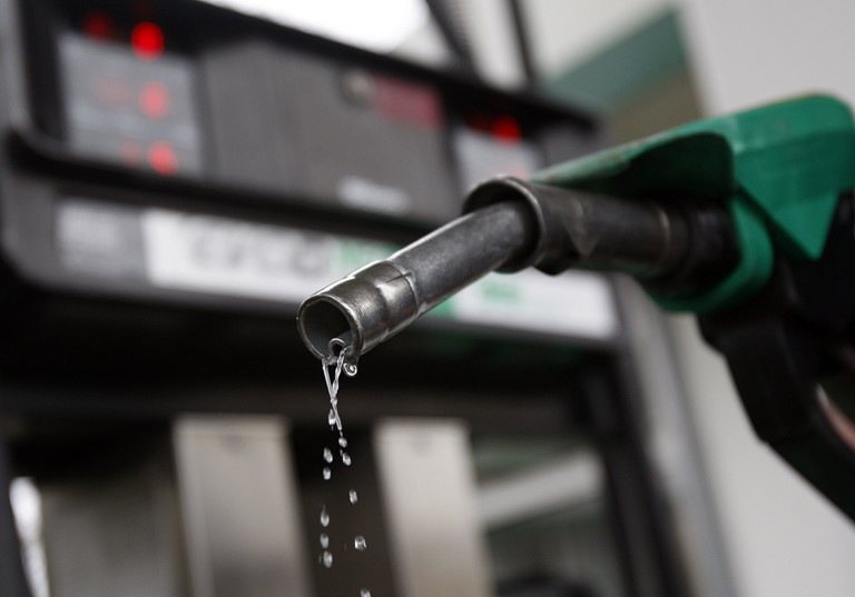 Giá xăng dầu đồng loạt giảm sốc, xăng RON95 giảm hơn 2.000 đồng