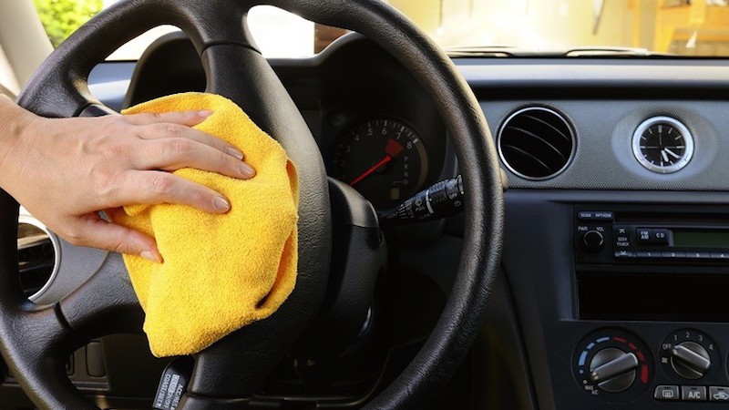Hạng mục 10 chăm sóc xe tải mùa mưa: Vệ sinh và lau dọn khoang nội thất