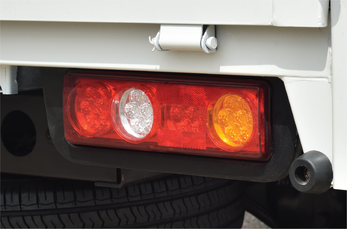 Cụm đèn sau tinh tế có khung bảo vệ