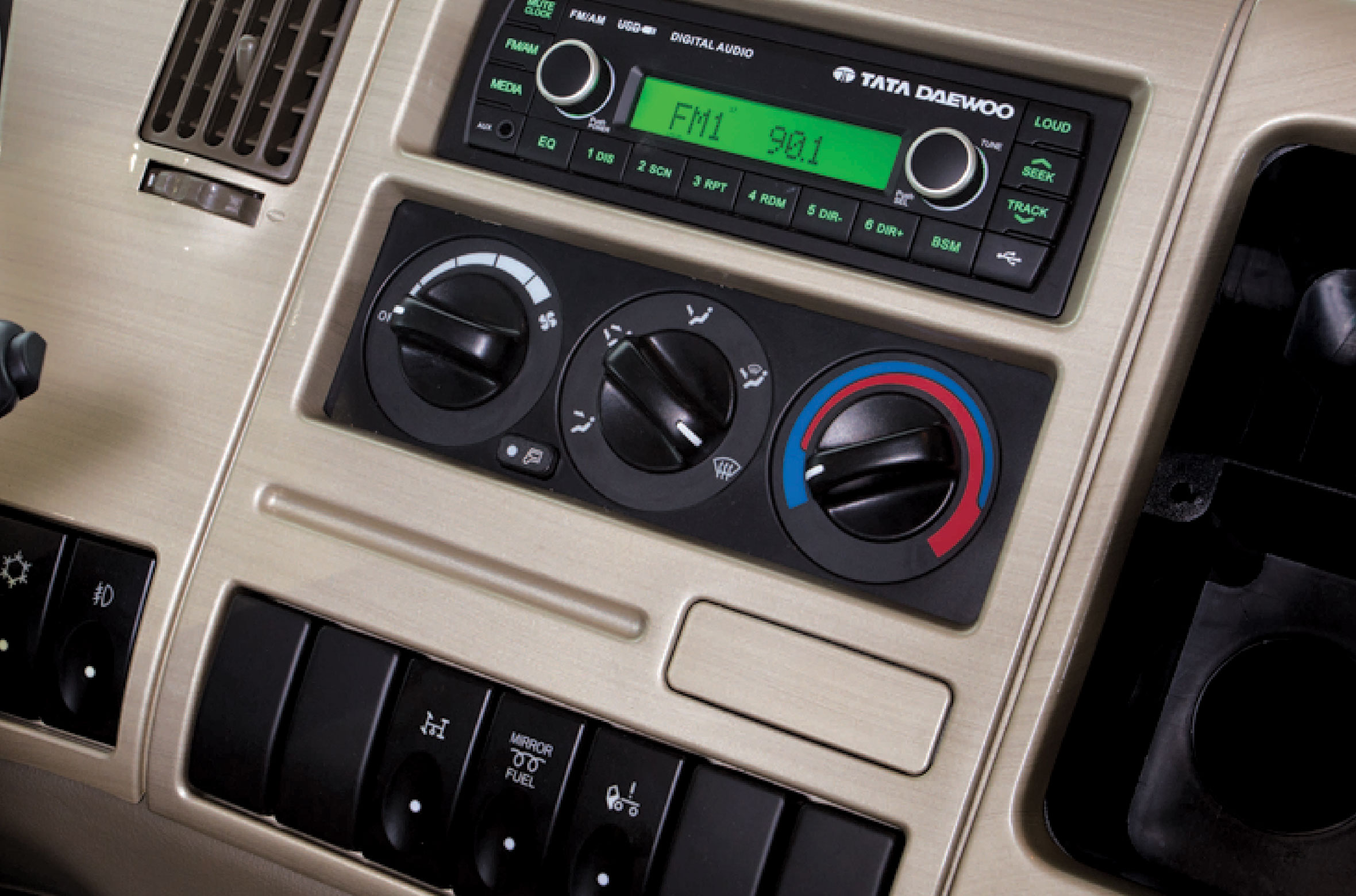 Radio, máy nghe nhạc và cụm điều khiển hệ thống điều hoà