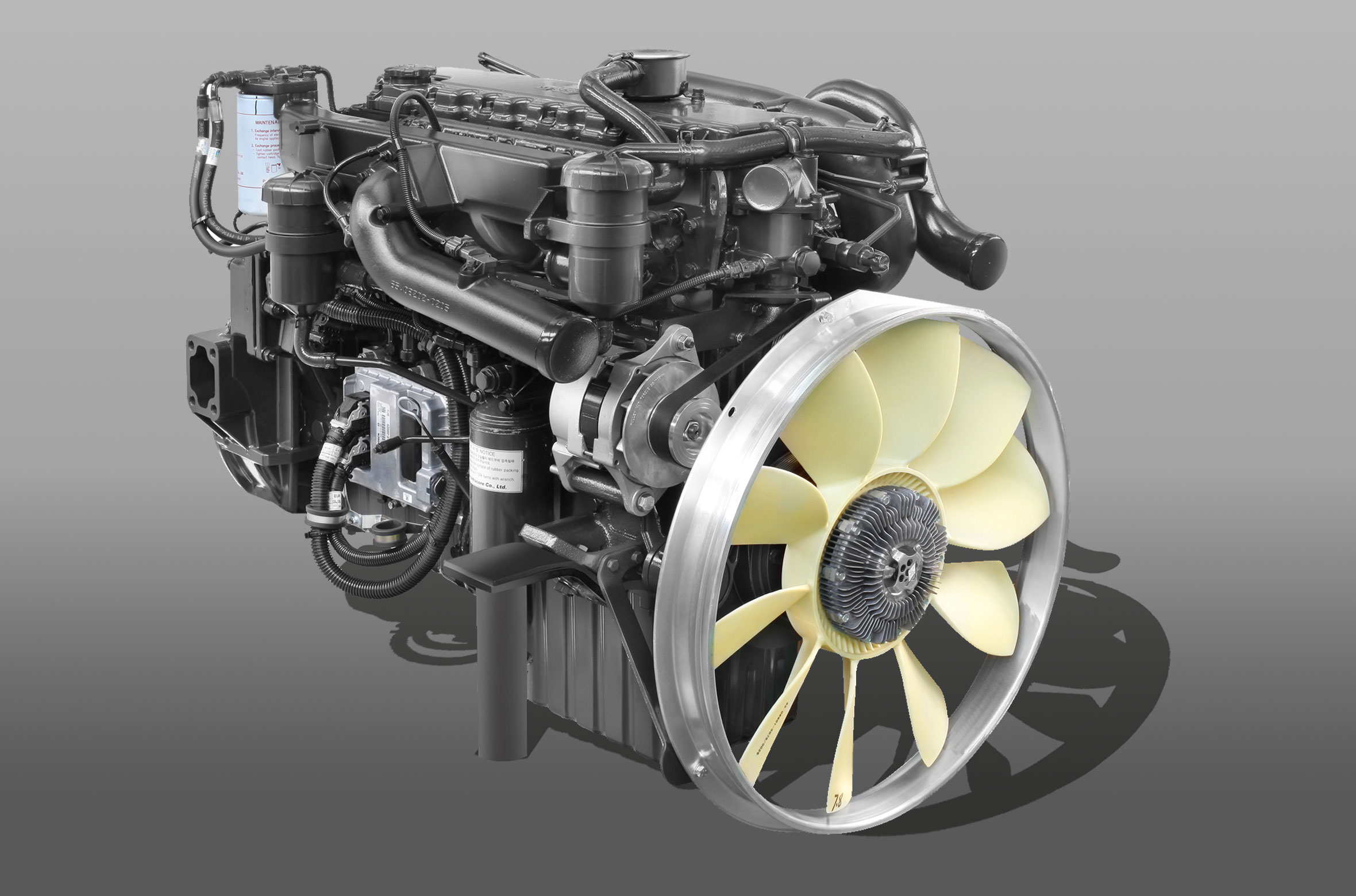 Động cơ DOOSAN DL06K Công suất: 280 PS/2.500 rpm Momen xoắn: 981N.m/1.400rpm Dung tích xylanh: 5.890cc