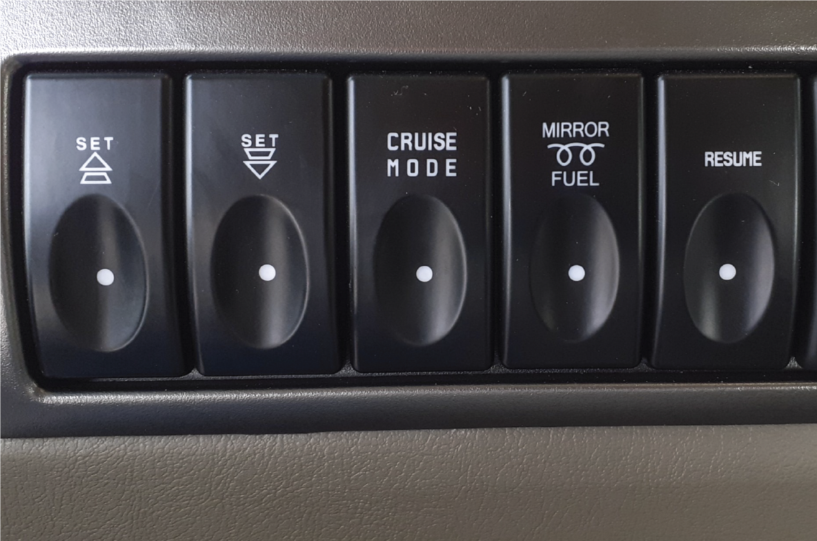 Trang bị nút Cruise Control hỗ trợ tài xế điều khiển ga tự động sử dụng trên đường trường và cao tốc